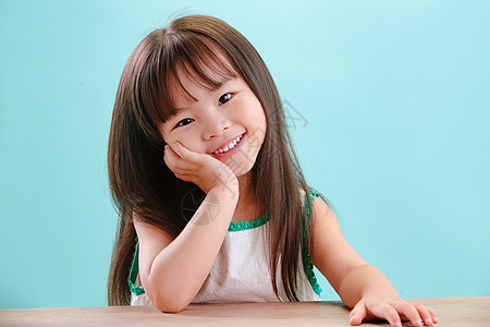 面部表情4岁到5岁注视镜头小女孩的可爱表情图片