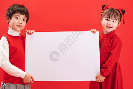 新年传统节日希望两个小朋友拿着白板图片