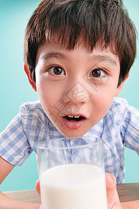 童年关爱影棚拍摄小男孩和一杯牛奶图片