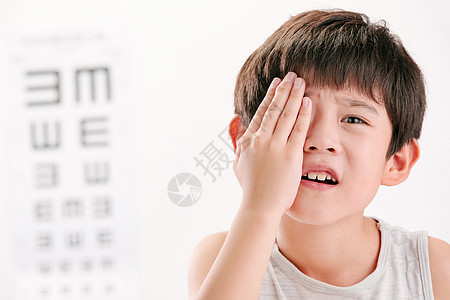 小男孩测视力图片