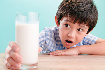 小男孩和一杯牛奶图片