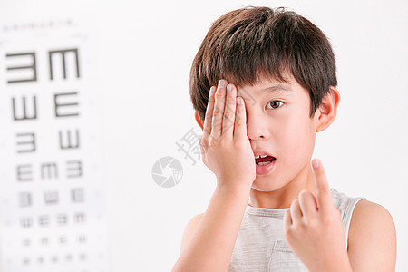 小男孩测视力图片