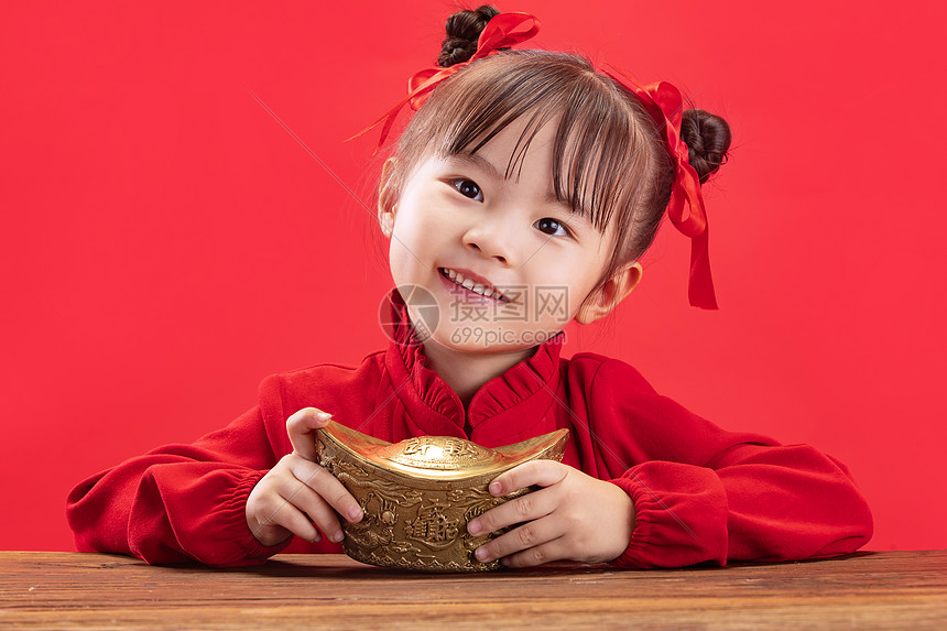 东亚人4岁到5岁可爱的小女孩过新年图片