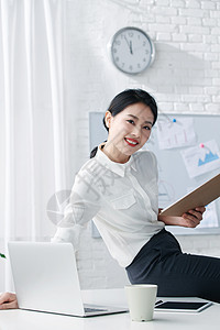 使用电脑的青年商务女人图片