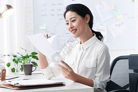 青年商务女人在办公图片