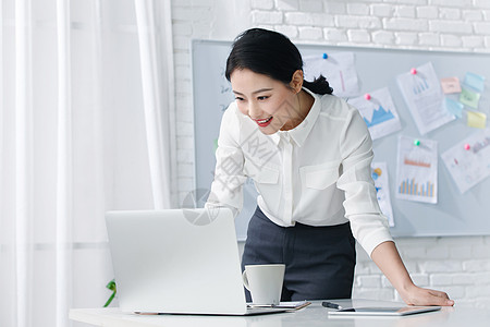 公司企业使用电脑放松青年商务女人在办公图片