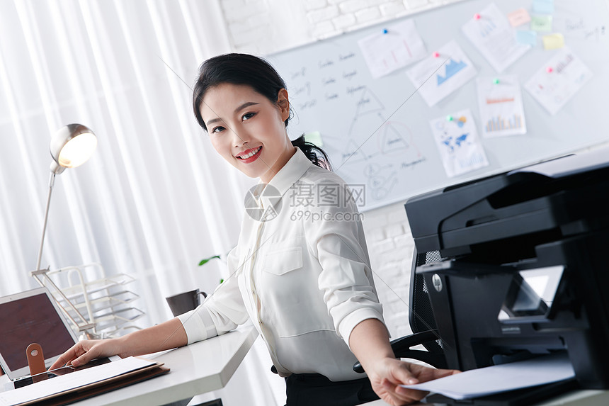 微笑漂亮的人25岁到29岁青年商务女人在办公图片