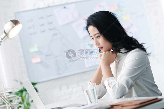 彩色图片东亚职业青年商务女人在办公图片