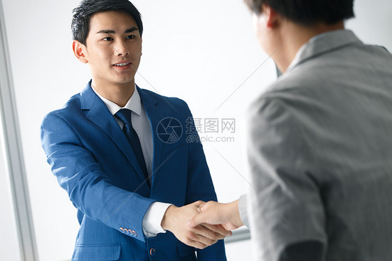 东亚表现积极影棚拍摄两个商务男人握手图片