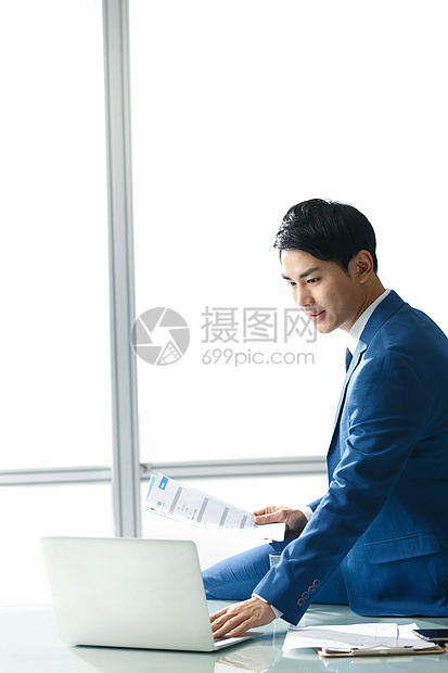 仅一个青年男人轻松的办公环境垂直构图商务青年男人在办公室图片