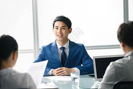 蓝色会议背景青年商务男士在办公室面试招聘者背景