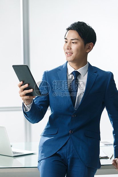 轻松快乐衬衫领带商务青年男人在办公室图片
