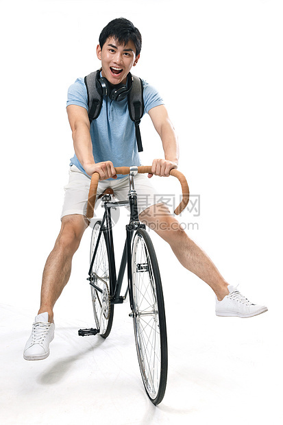 东方人快乐青年男人年轻的大学生骑自行车图片
