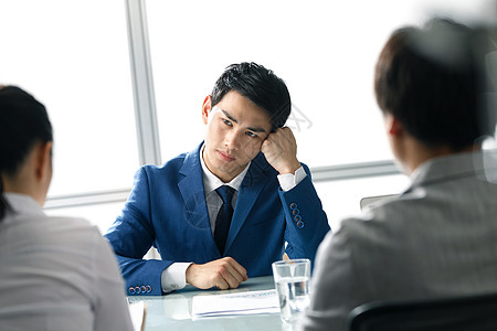 资源交流商务人士在办公室面试新人背景