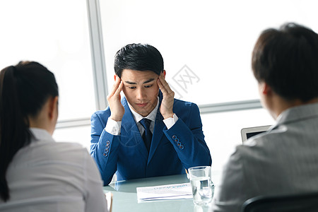 商务人士在办公室面试新人图片