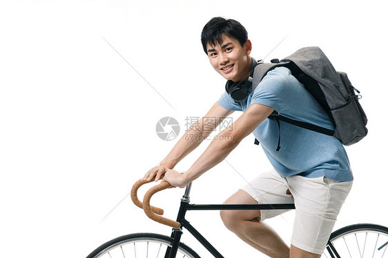 户内面部表情时尚年轻的大学生骑自行车图片