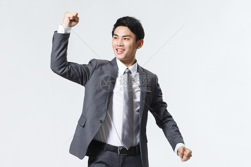 商务青年男人加油