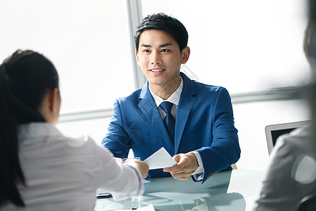 青年人士青年商务男士在办公室面试招聘者背景