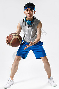 一个年轻的大学男生打篮球图片