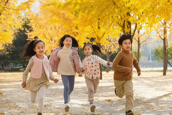 欢乐的男孩女孩在户外玩耍图片