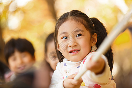 秋天小学生在拔河比赛图片