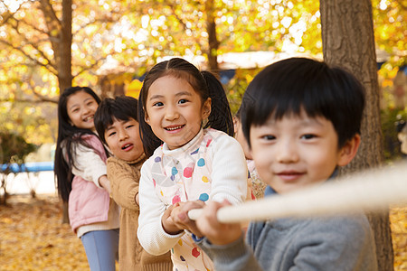 友谊相伴小学生在拔河比赛图片