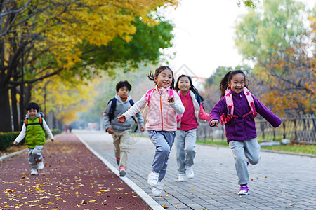 放学欢乐的小学生在户外奔跑高清图片