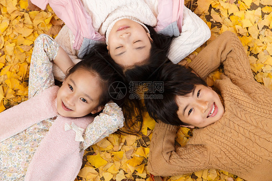 幸福可爱的男孩女孩躺在地上图片