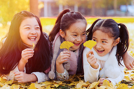 童年相伴的小女孩在户外玩耍图片