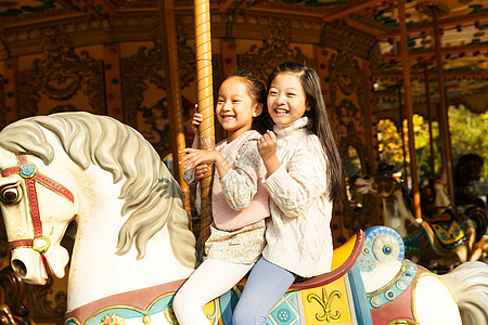 欢乐两个小女孩在玩旋转木马图片