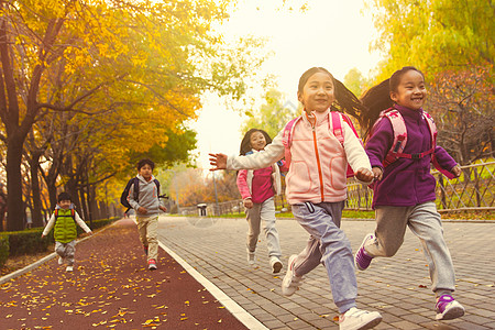 小学生跳绳欢乐的男孩女孩在户外奔跑背景