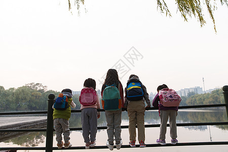 小学生在户外玩耍图片