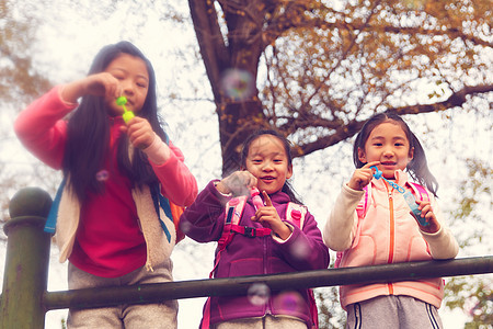 幸福小学生在户外玩耍图片