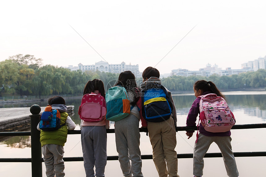 小学生在户外玩耍图片