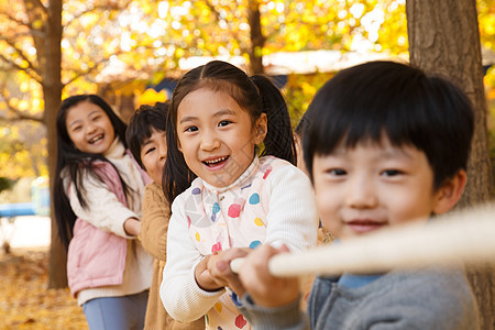 户外活动小学生在拔河比赛图片