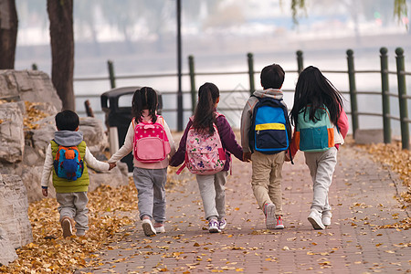 儿童小学生在放学的路上图片