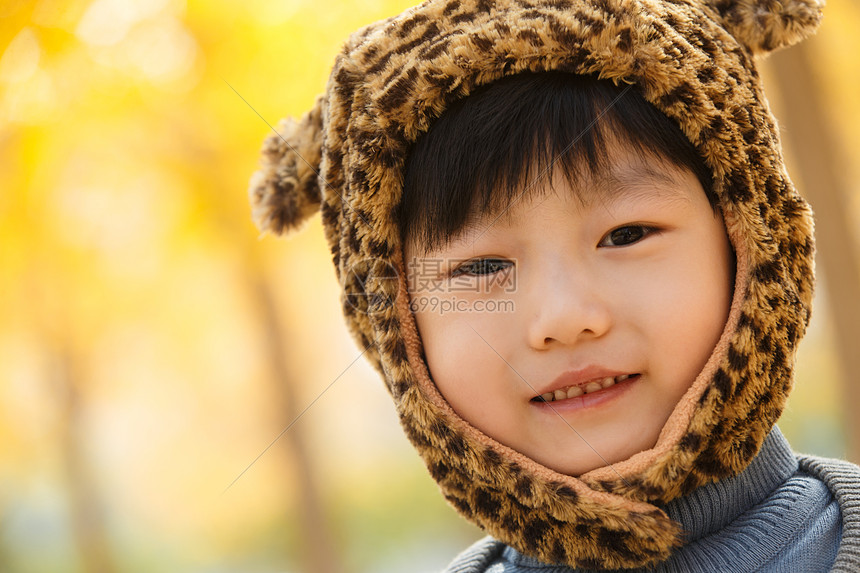 健康生活方式小男孩在户外玩耍图片