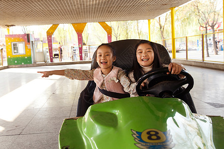 游乐园小学生在游乐场玩耍图片