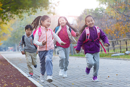 欢乐的小学生在户外奔跑图片