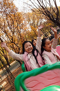 可爱的男孩女孩坐过山车图片