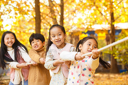 小学生在拔河比赛图片