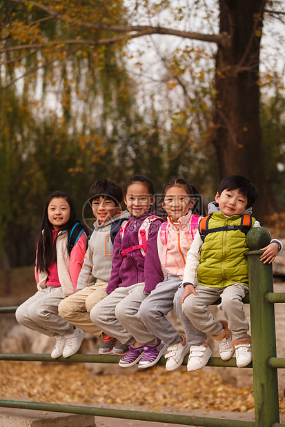 小学生在户外玩耍图片