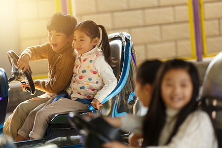 游乐场的孩子冒险小学生在游乐场玩耍背景