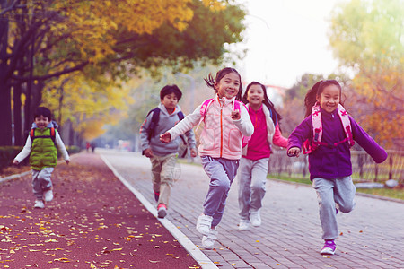 欢乐的小学生在户外奔跑图片