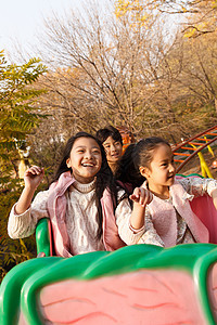 游乐园男孩女孩坐过山车图片