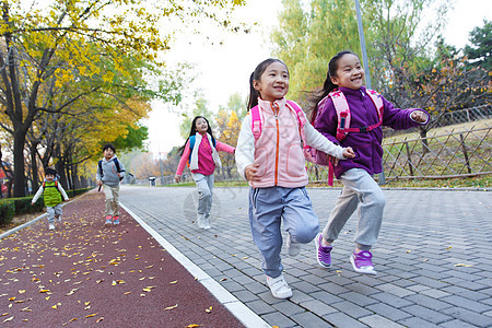 自由欢乐的小学生在户外奔跑图片