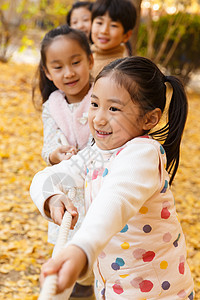 小学生在拔河比赛图片