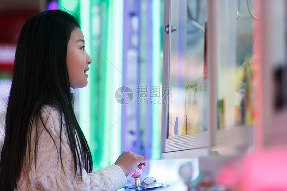 可爱的女孩在游戏厅玩耍图片