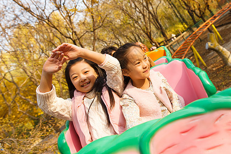 游乐园两个女孩坐过山车图片