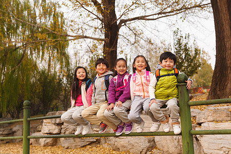 放学小学生在户外玩耍图片